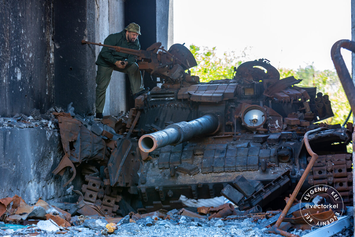 Сгоревший ВСушный танк в арке жилого дома. - Евгений Кель Сгоревший ВСушный танк в арке жилого дома. - Евгений Кель