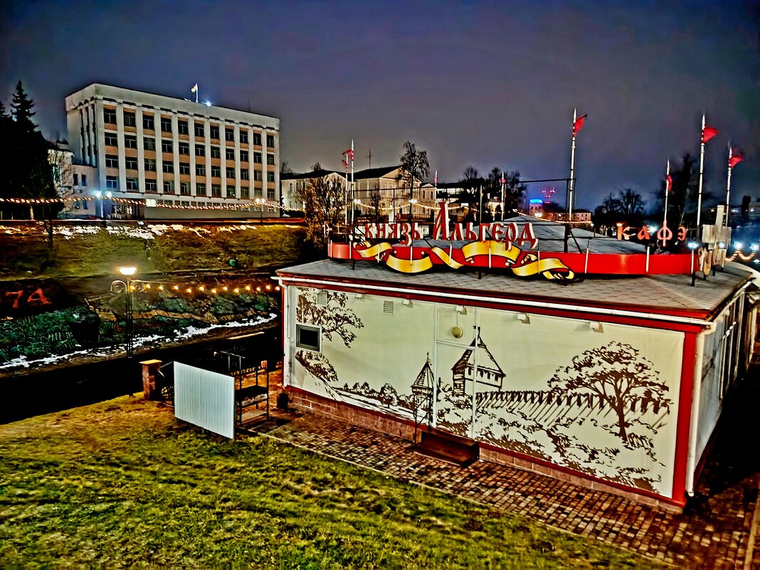 Утренний "Князь Альгерд" на фоне реки Витьба. - Vladimir Semenchukov Утренний "Князь Альгерд" на фоне реки Витьба. - Vladimir Semenchukov