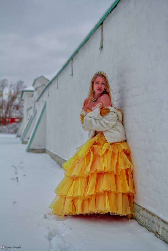 У стены - Евгений Ермаков