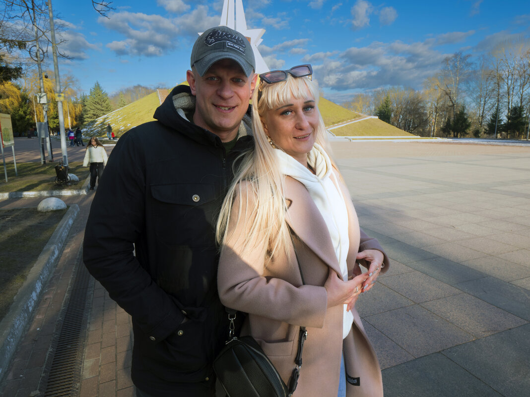 Соловьи: Молодые люди на фоне Кургана - Евгений Соловьи: Молодые люди на фоне Кургана - Евгений