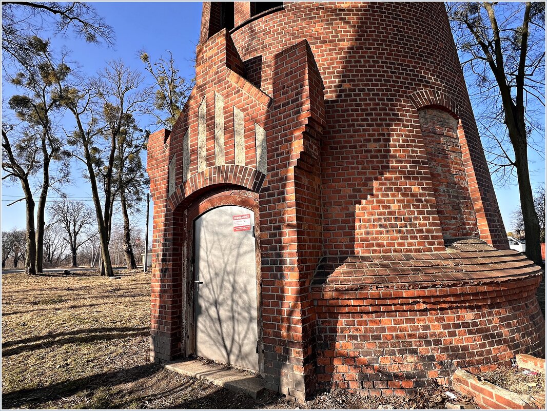 Фрагмент водонапорной башни в Железнодорожном. - Валерия Комова Фрагмент водонапорной башни в Железнодорожном. - Валерия Комова