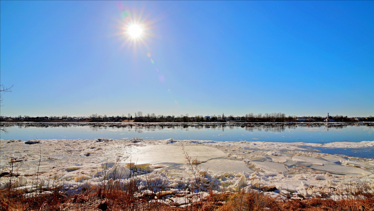 И солнце лёд не любит, и он не терпит обаянья. - Александр Алексеенко И солнце лёд не любит, и он не терпит обаянья. - Александр Алексеенко