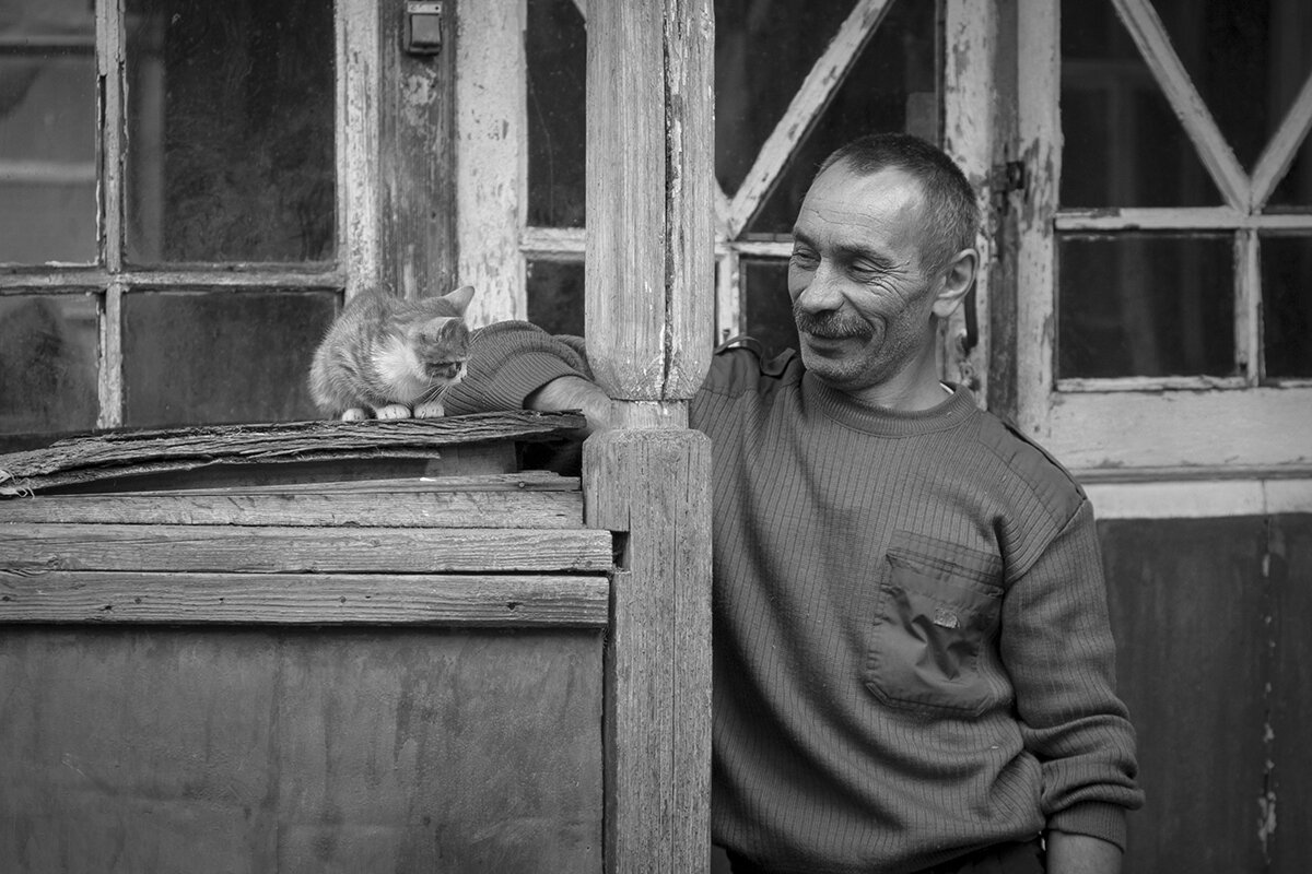 Володя с котенком на старом крыльце - Владимир Носов Володя с котенком на старом крыльце - Владимир Носов