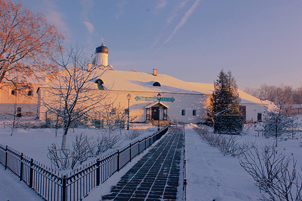По дорожке в монастырское кафэ - Сергей Кочнев