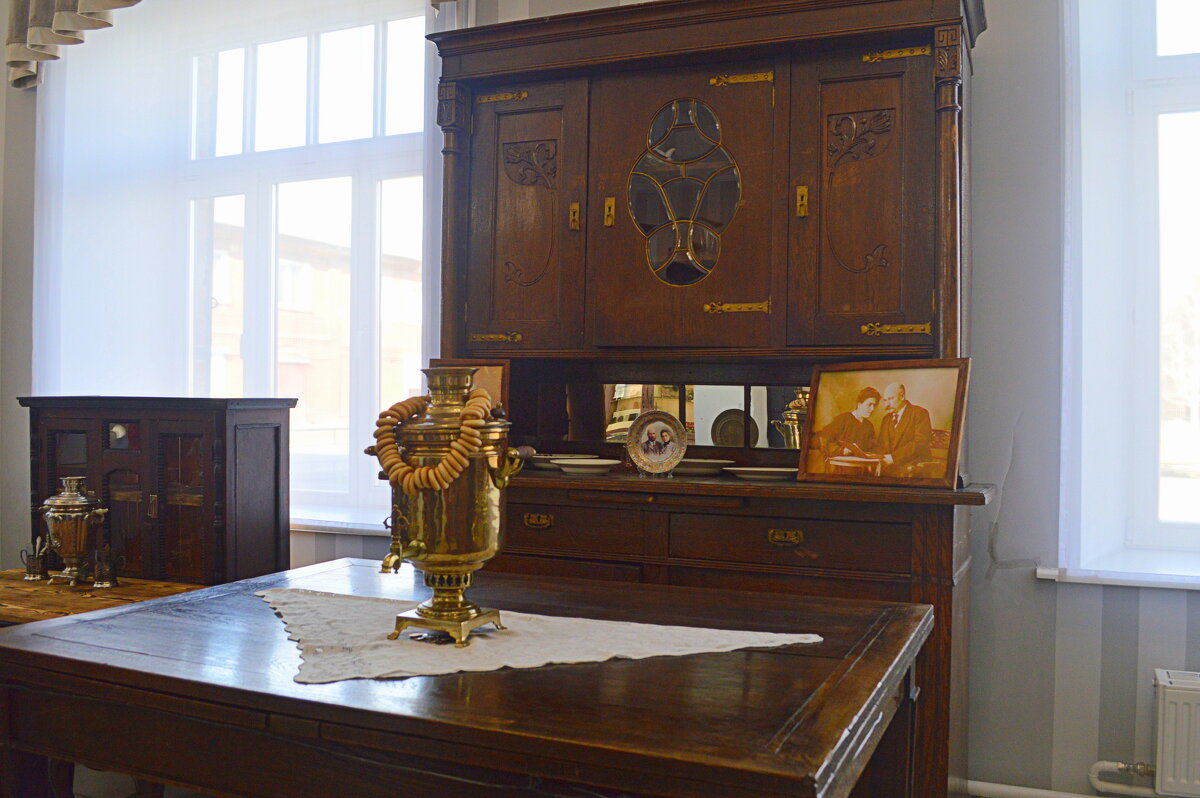 В одном из залов музея - стол счастья - Татьяна Лютаева