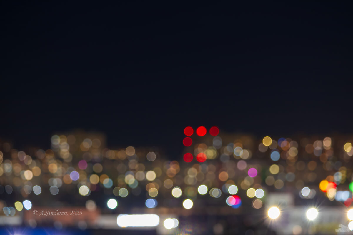 Свет в окнах домов в размытии - Александр Синдерёв Свет в окнах домов в размытии - Александр Синдерёв