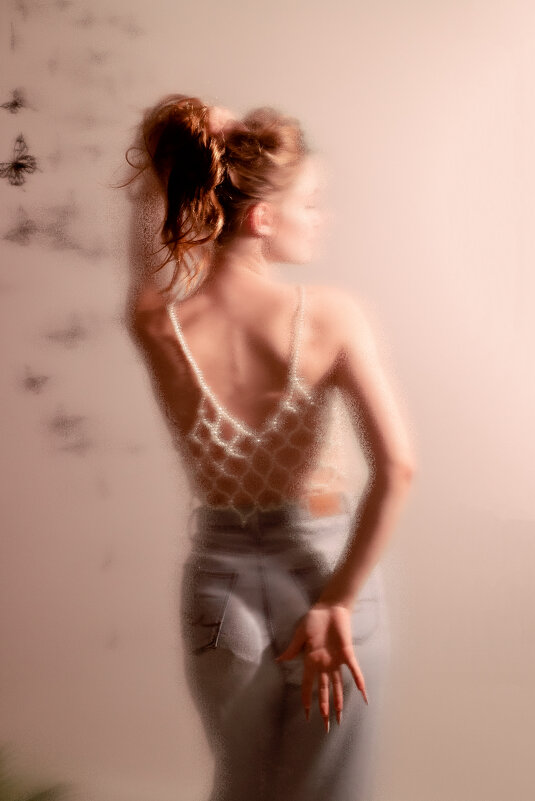 Девушка за стеклом. - Юлия Кравченко Девушка за стеклом. - Юлия Кравченко