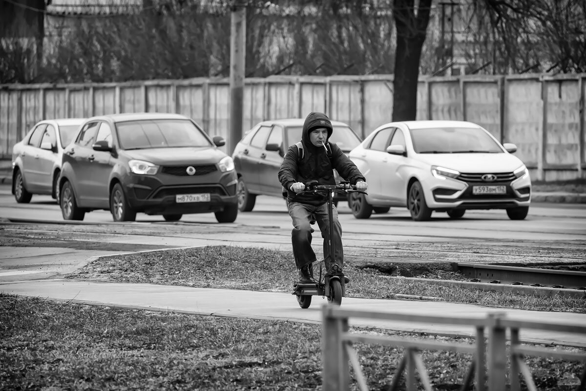 Курьер на электросамокате - Александр Синдерёв