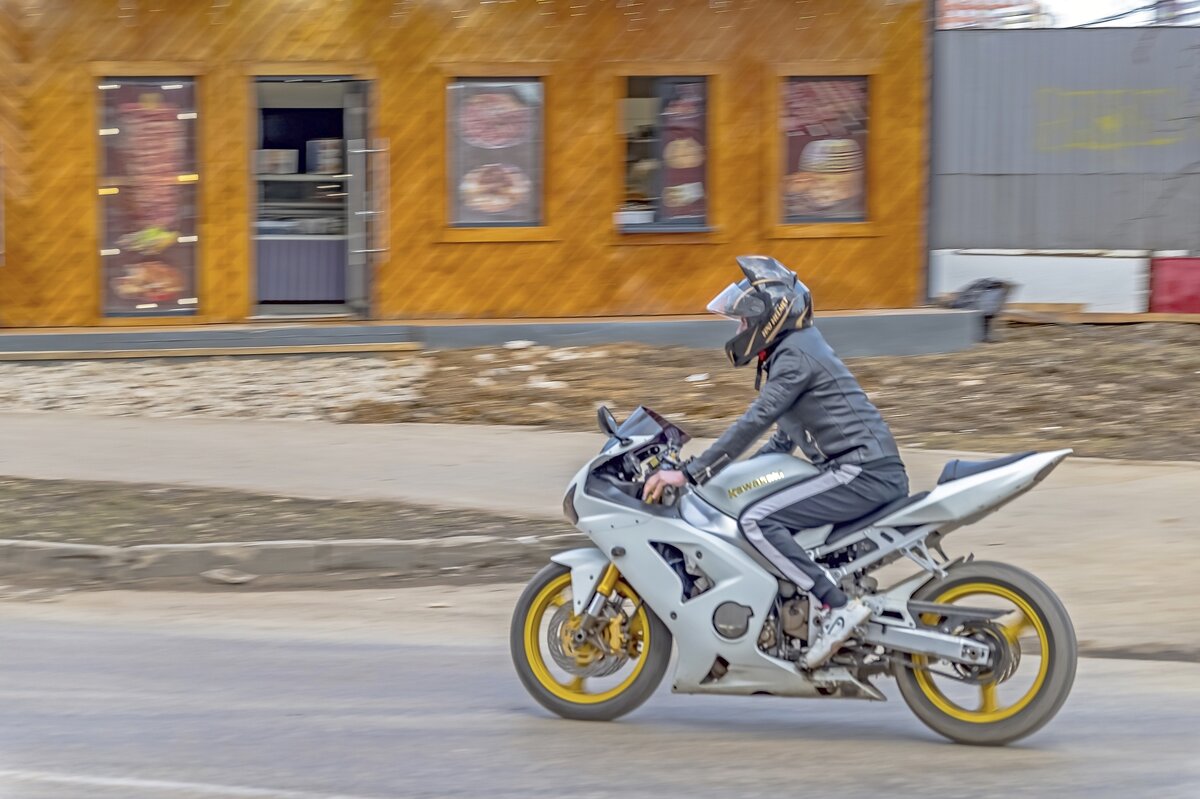 Мотоциклисты гоняют - Валерий Иванович