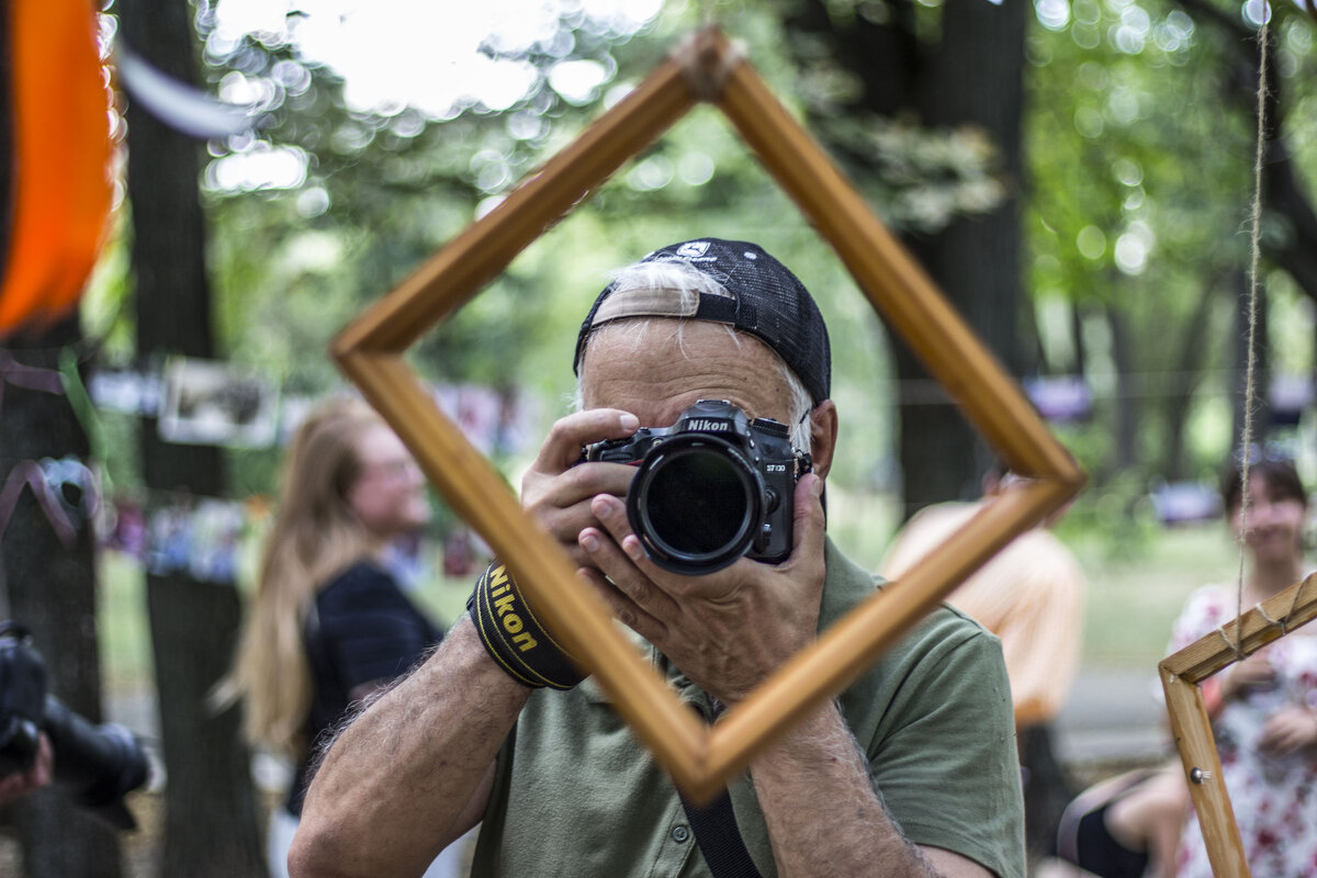 Фотохудожник Саня держит себя в рамках - Коля Лукашов