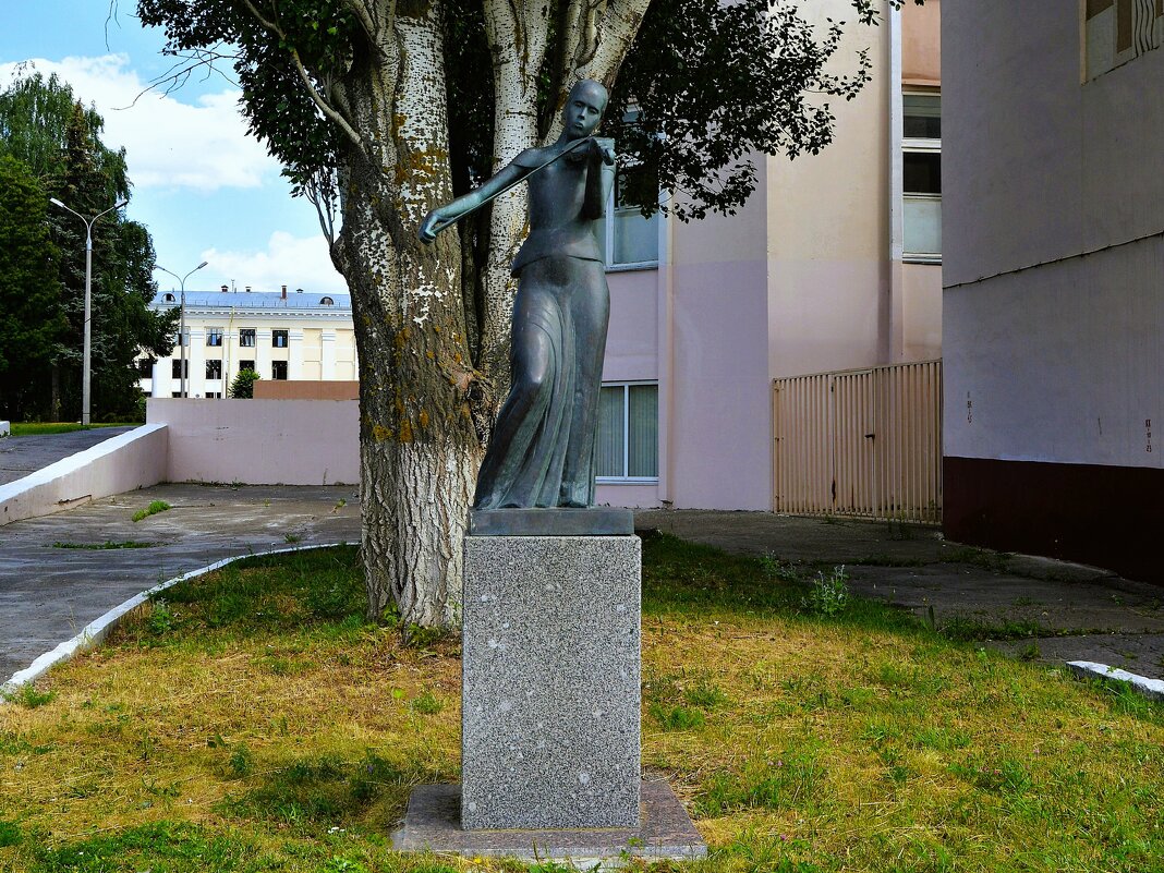 Чебоксары. Скульптура "Скрипачка". - Пётр Чернега Чебоксары. Скульптура "Скрипачка". - Пётр Чернега