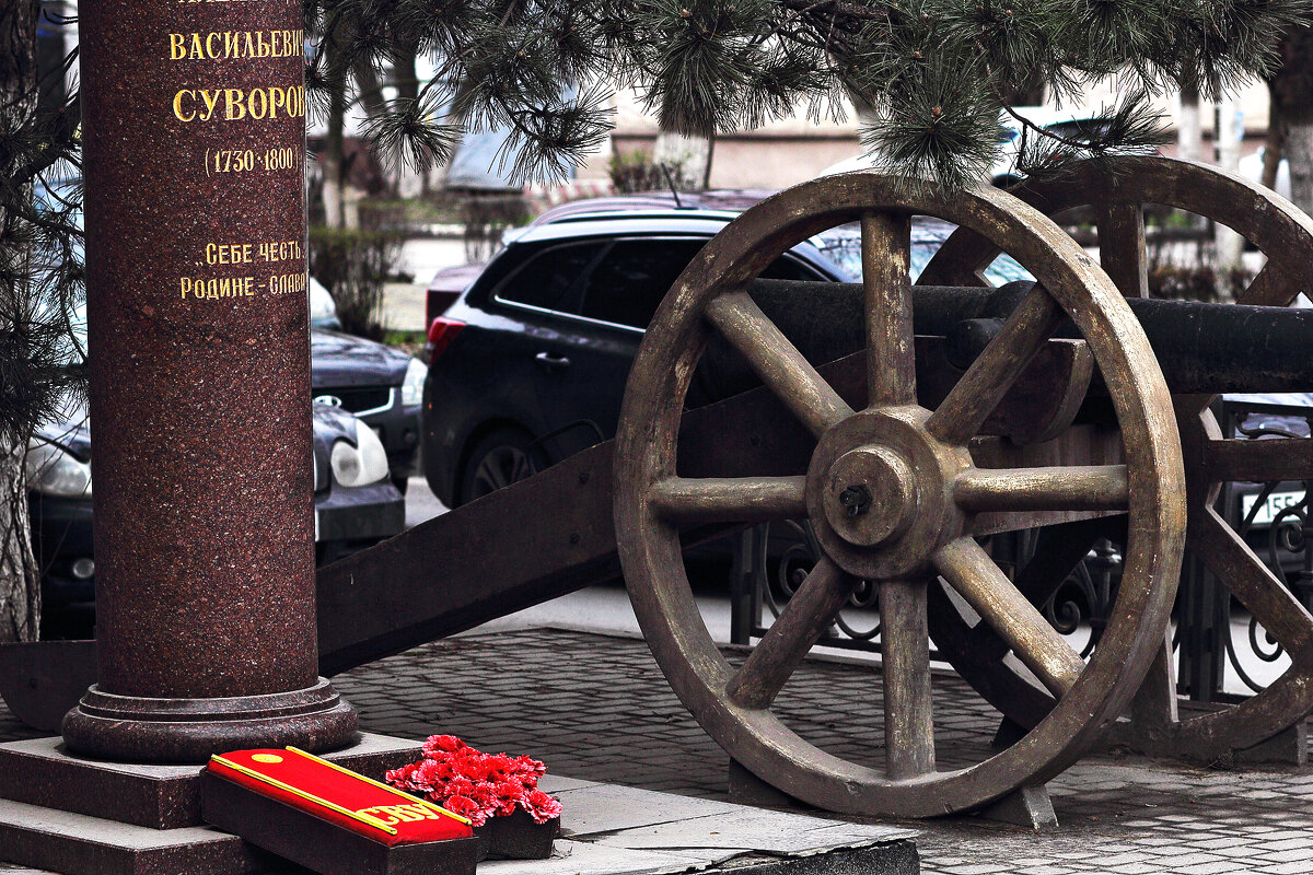 Возле Суворовского училища - Юрий Гайворонскiий