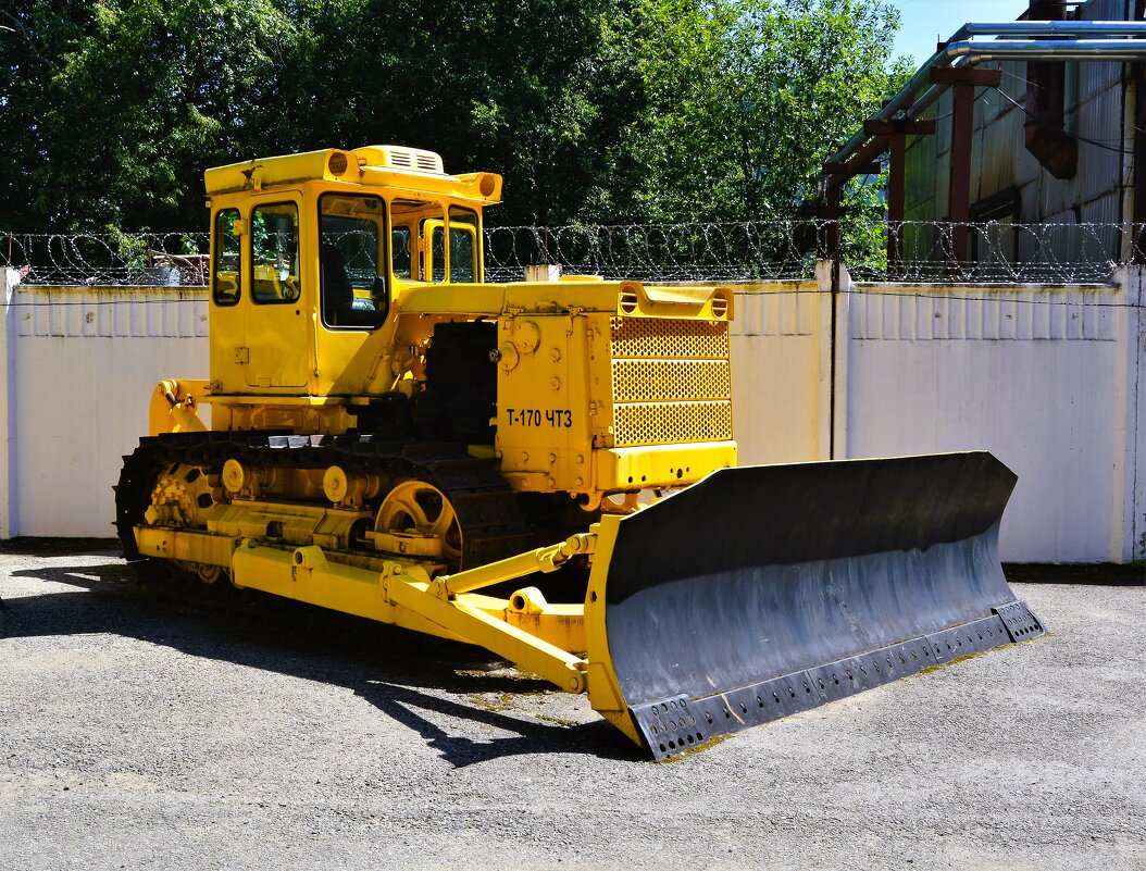 Чебоксары. Промышленный гусеничный трактор Т – 170. - Пётр Чернега