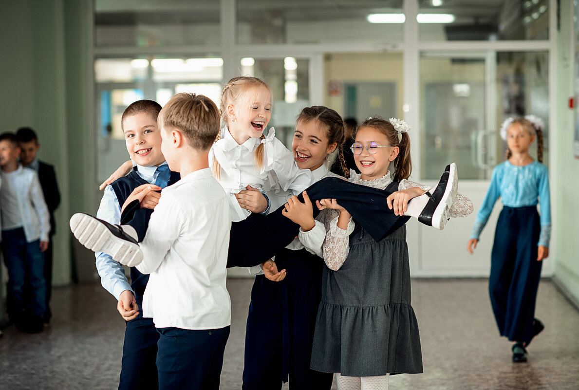 На перемене... - Лилия .