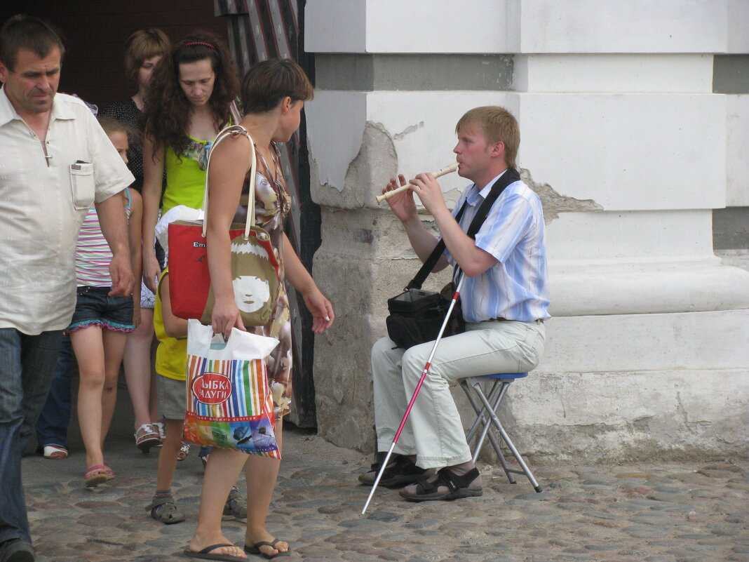 Уличный музыкант с дудочкой - Олег Зоркий Уличный музыкант с дудочкой - Олег Зоркий