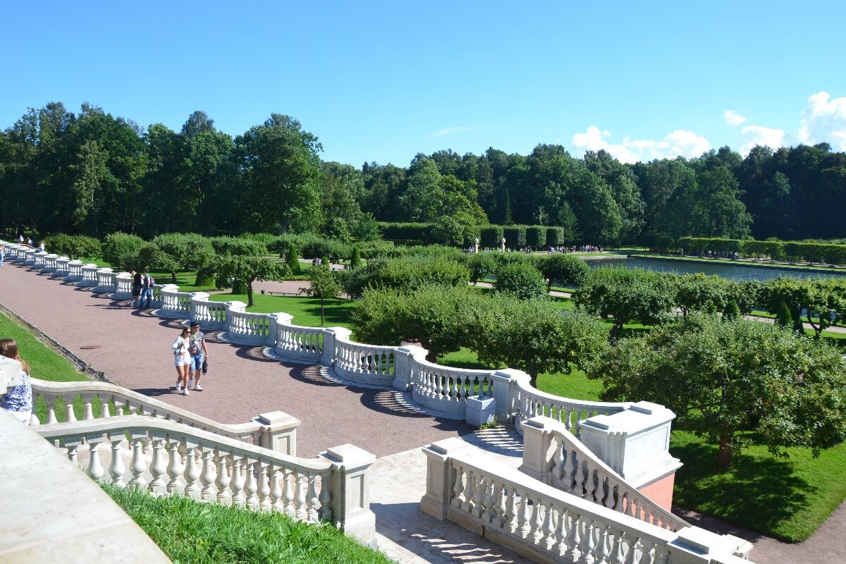 В Нижнем парке Петергофа - Надежда 