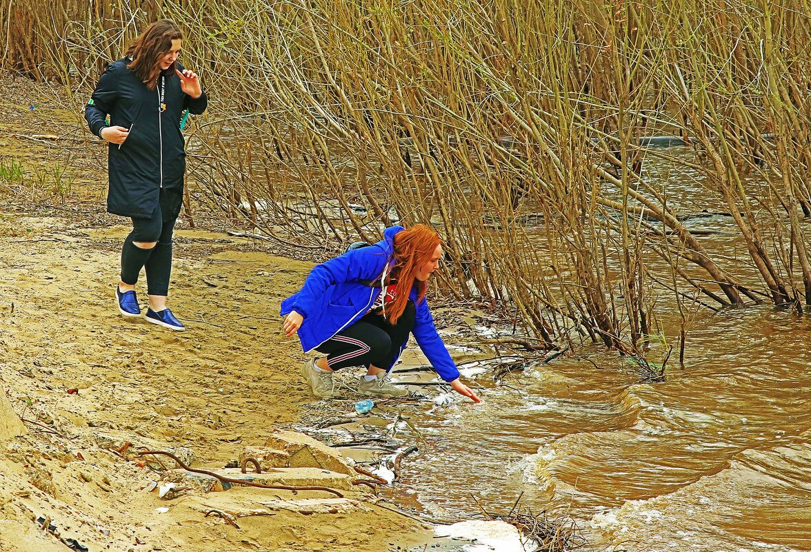 Май...Девушки и полая вода Юганской Оби. - Владимир Май...Девушки и полая вода Юганской Оби. - Владимир