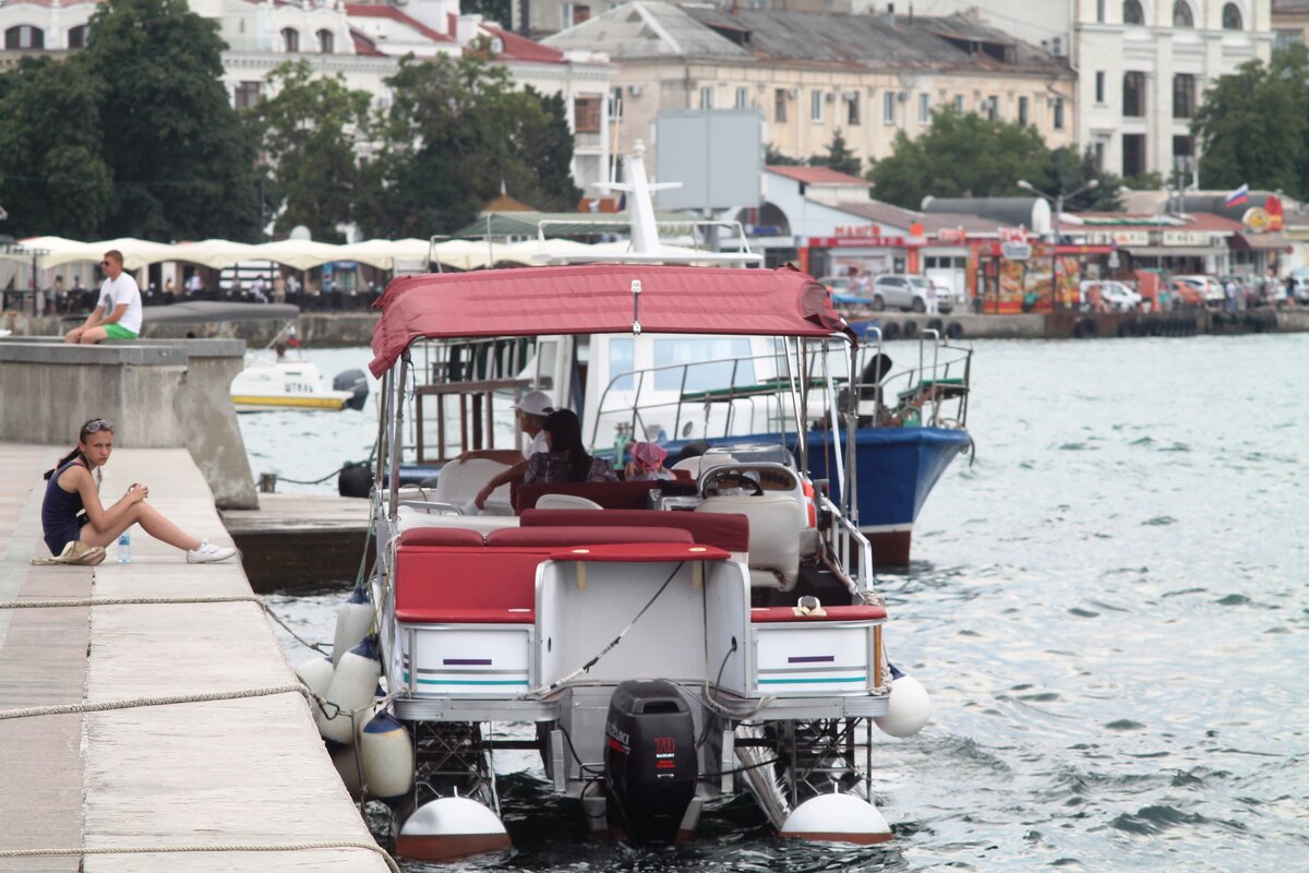 У причала - Олег Зоркий