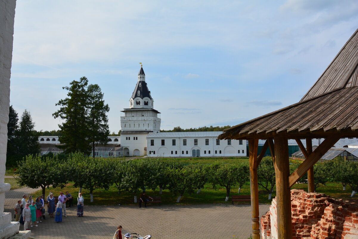 Храм часовня в честь преподобного Максима Грека размещается  в Германовой башне монастырской ограды. - Галина R...