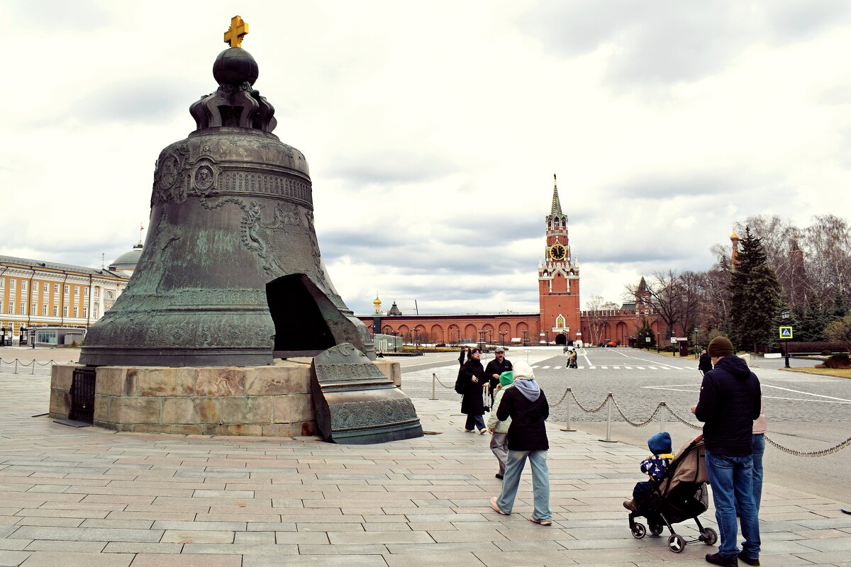 Царь-колокол — памятник русского литейного искусства XVIII века, установленный в Московском Кремле. - Татьяна Помогалова