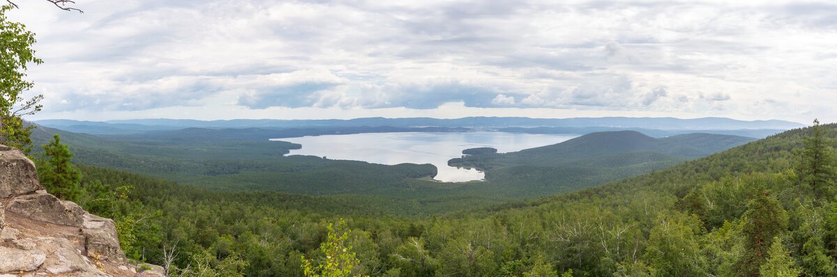 На горе Заозерная. Вид на озеро Тургояк (панорама). - Алексей Трухин