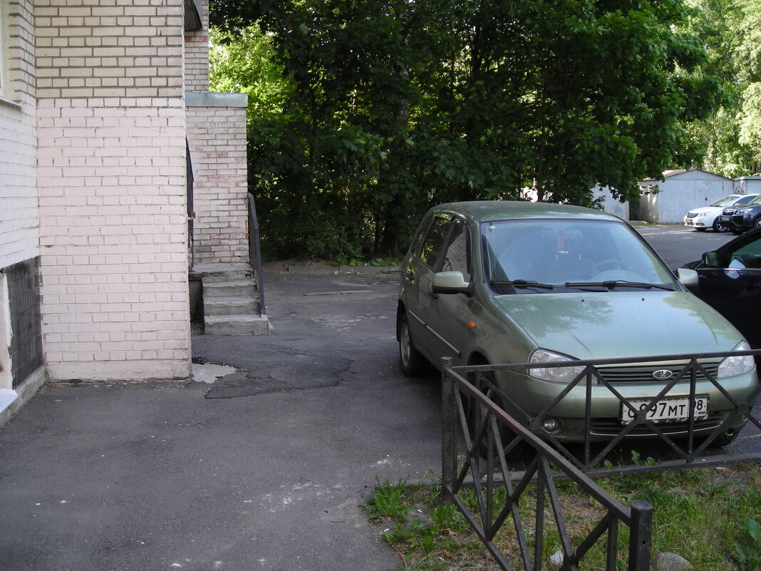 у дома - олег 