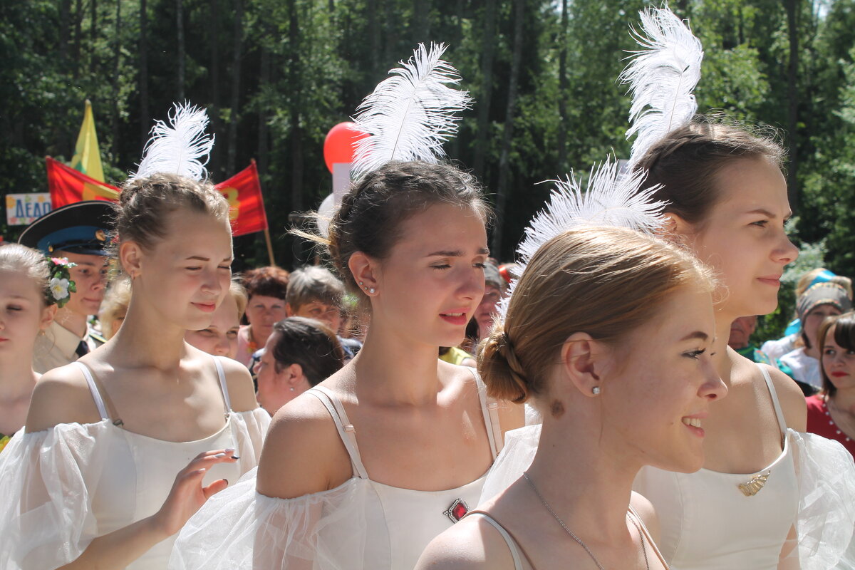 Юные артистки изнывают от жары в ожидании выступления на сцене - Олег Зоркий