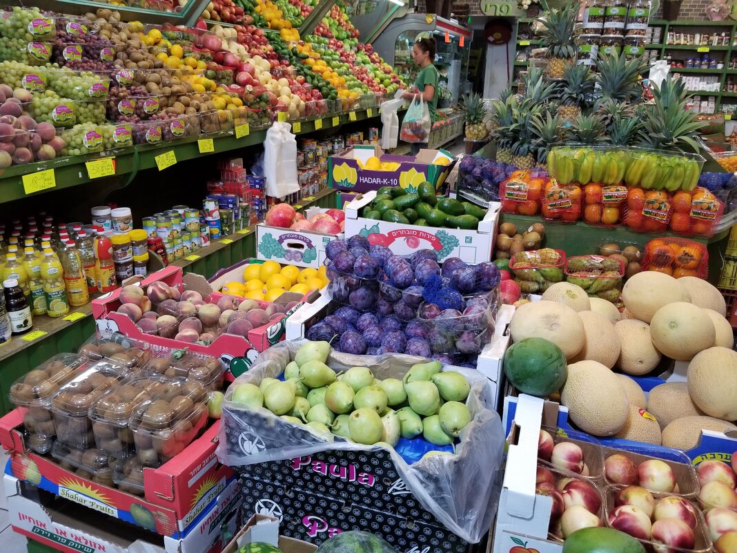 В овощном отделе магазина - Светлана Хращевская