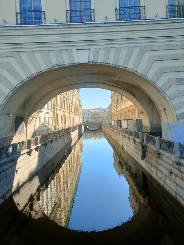 Канал в Центральном районе Санкт-Петербурга, соединяющий Неву и Мойку в районе Зимнего дворца. - Ирэн 