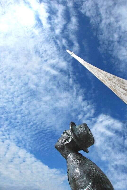 ДОЛЕТАЙТЕ ДО САМОГО СОЛНЦА И ДОМОЙ ВОЗВРАЩАЙТЕСЬ СКОРЕЙ - Юрий Вовк