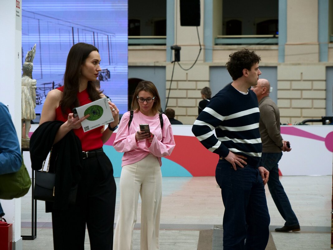 Люди на выставке - Сергей Золотавин Люди на выставке - Сергей Золотавин