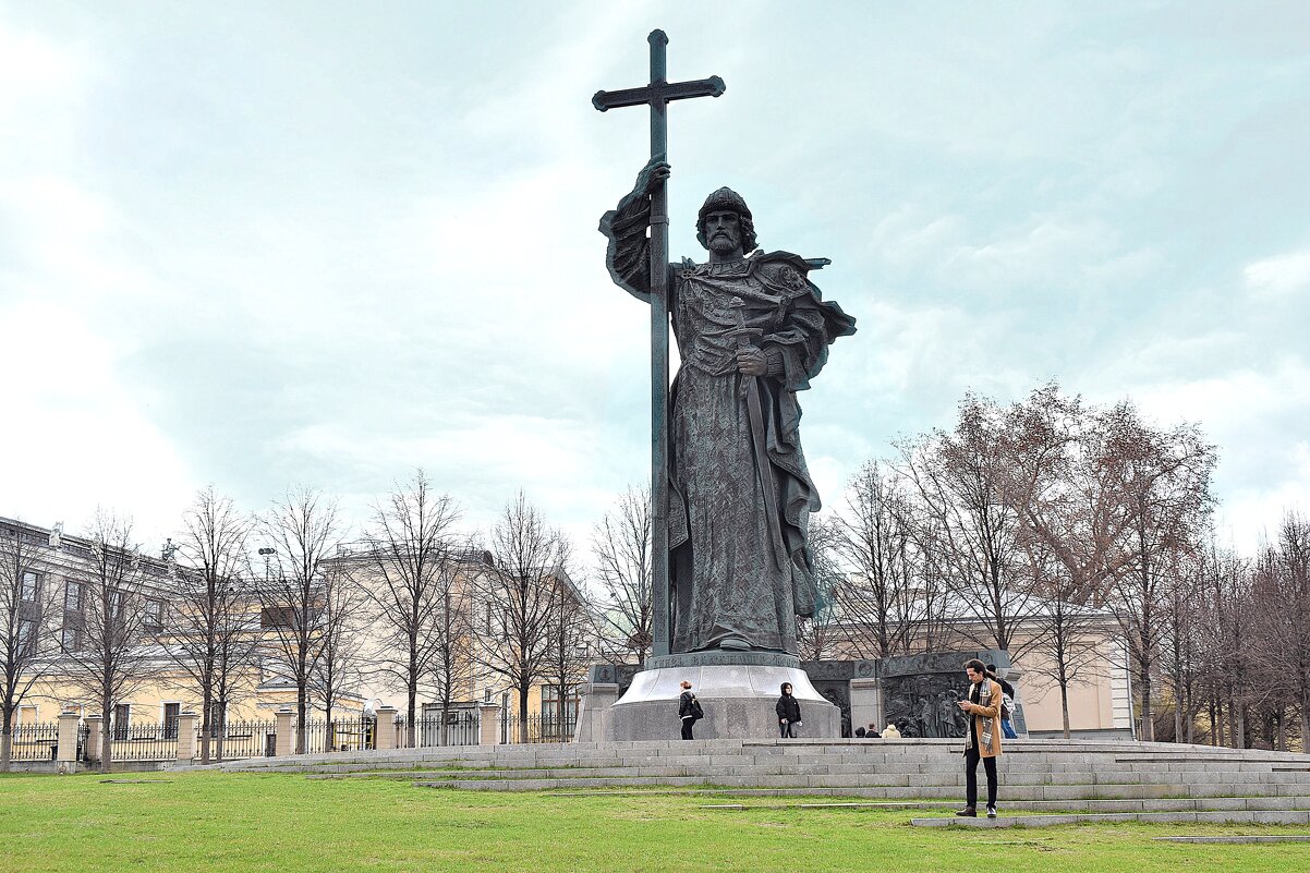 Памятник князю Владимиру на Боровицкой площади. - Татьяна Помогалова Памятник князю Владимиру на Боровицкой площади. - Татьяна Помогалова