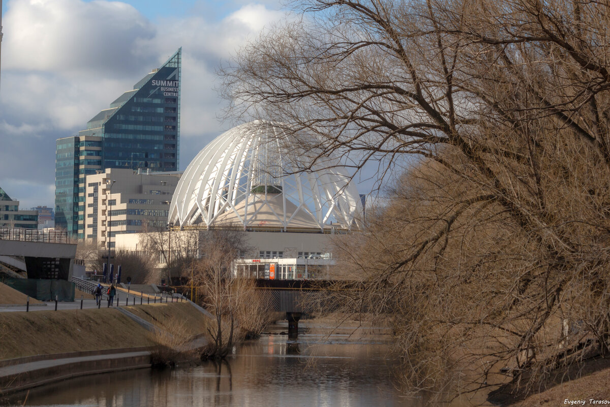 Апрельский город Е - Евгений Тарасов 
