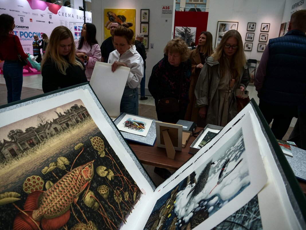 Люди на выставке - Сергей Золотавин