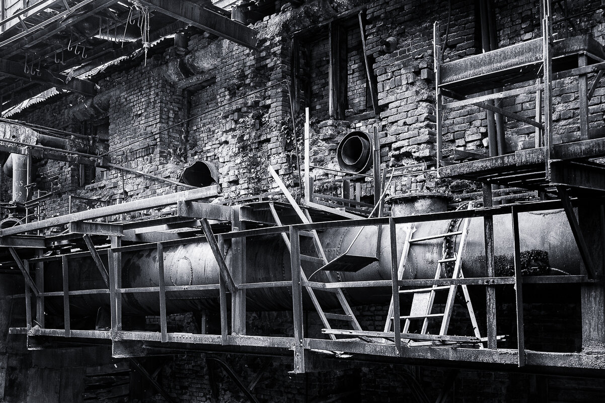 У старого цеха - Александр Бродский