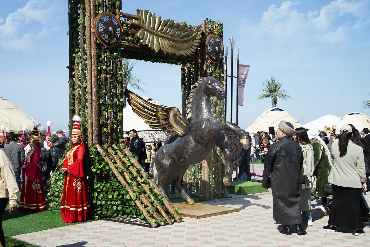 На площади - Анатолий Чикчирный