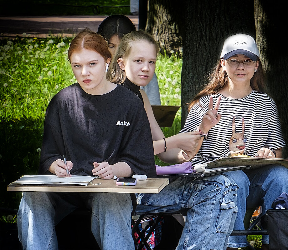 Группа товарищей. - Александр 