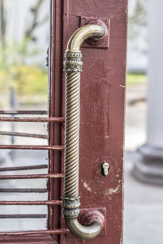 Ручка на парадной двери Дома Культуры села Чобручи - Коля Лукашов