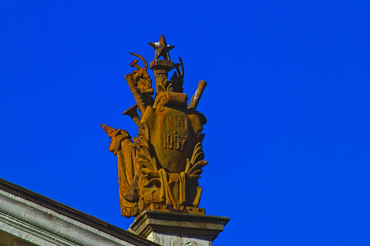 Скульптура на здания Русского драматического театра им. А.В. Луначарского - Giant Tao / Скульптура на здания Русского драматического театра им. А.В. Луначарского - Giant Tao /