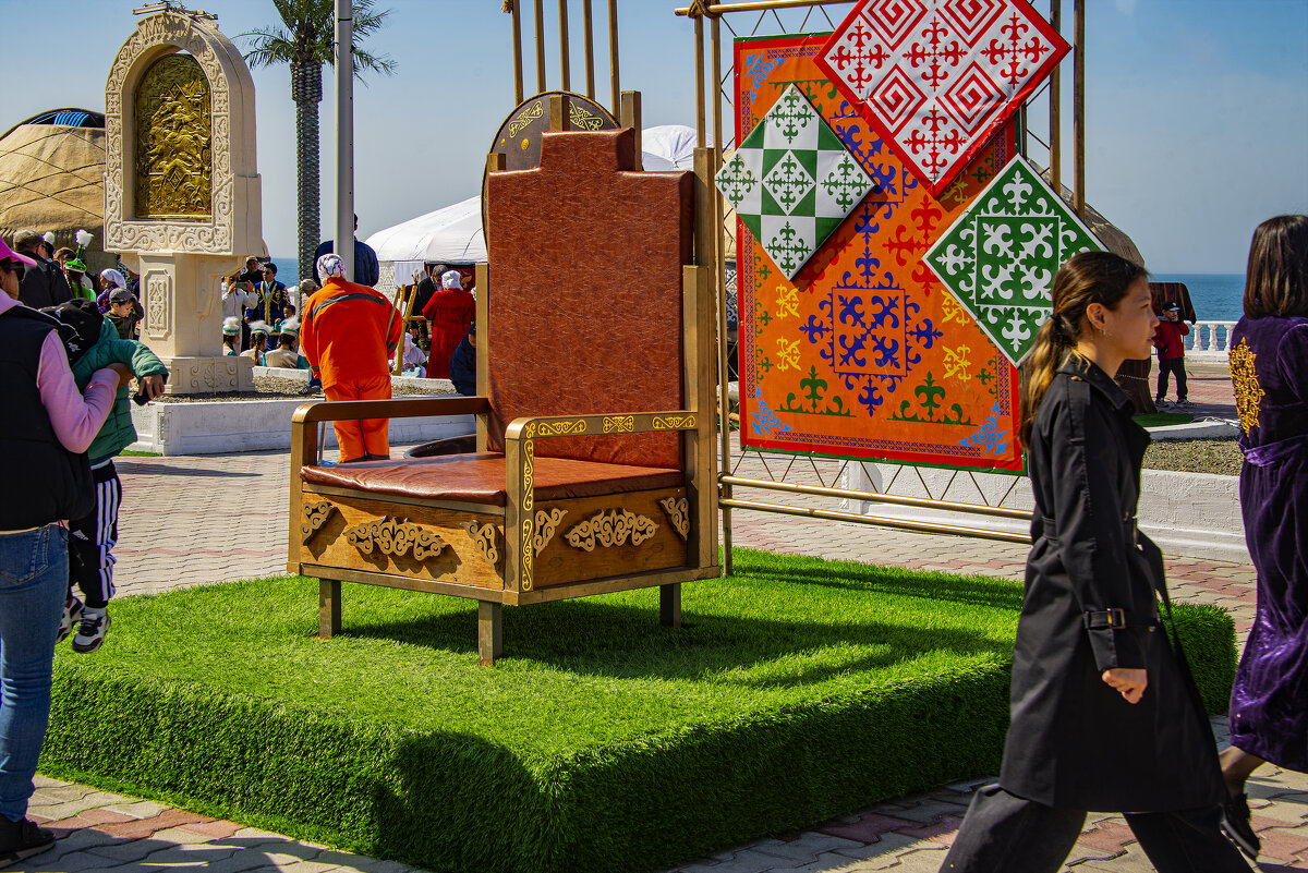 Трон - Анатолий Чикчирный