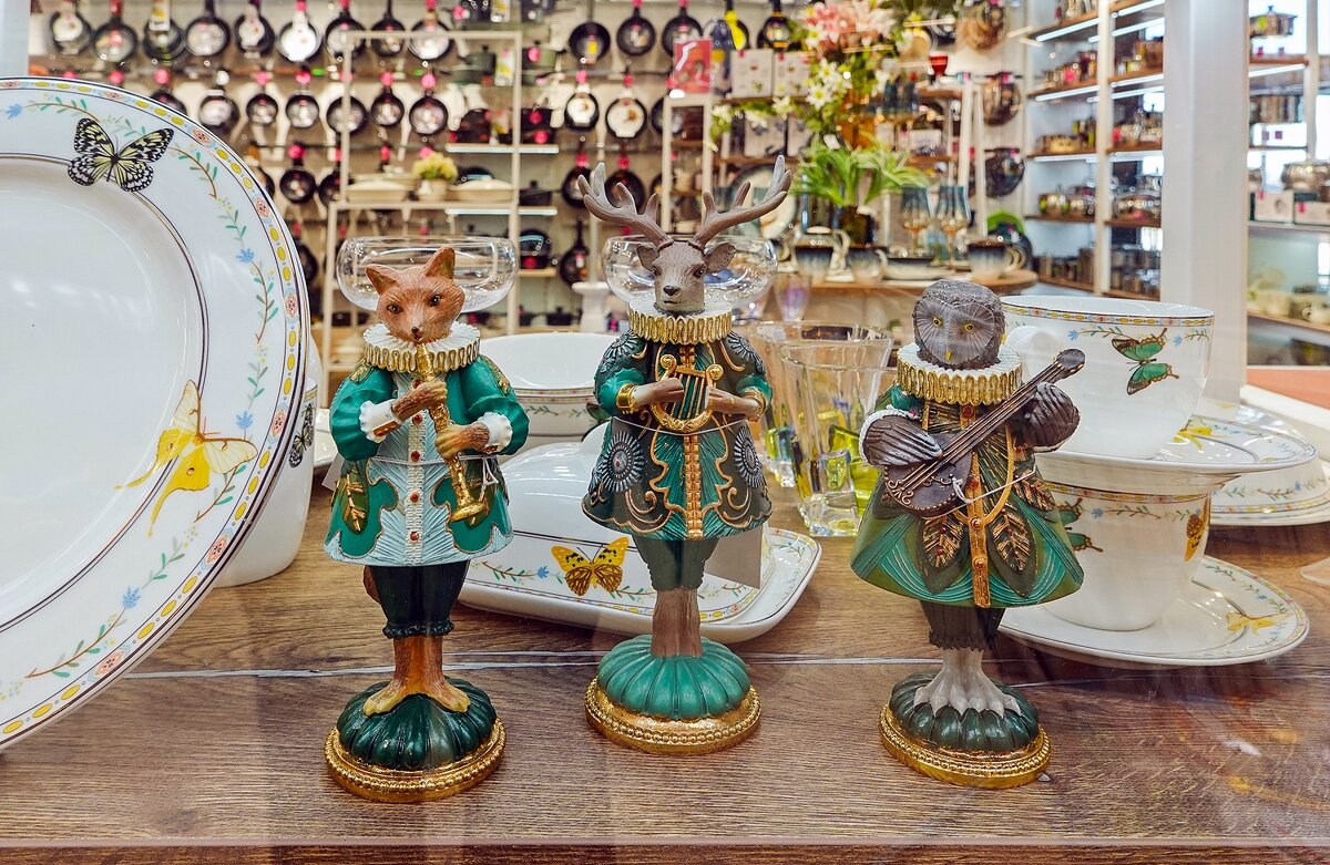 В посудной лавке - Валерий Иванович