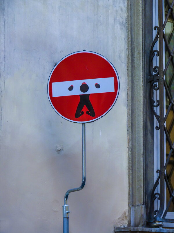 Креативный дорожный знак на улице Флоренции - Наталья Rosenwasser Креативный дорожный знак на улице Флоренции - Наталья Rosenwasser