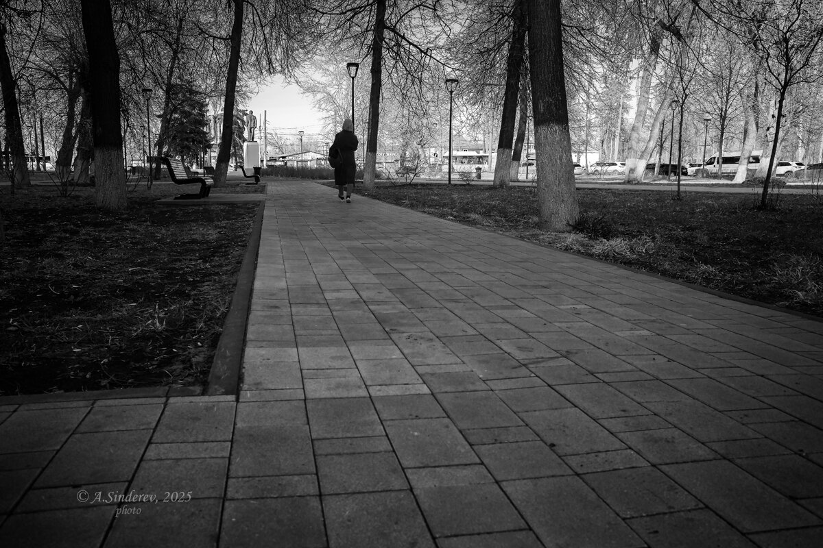 Девушка на тротуаре - Александр Синдерёв