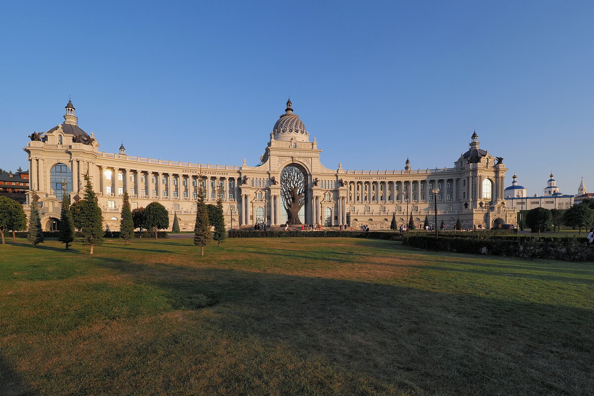 Дворец земледельцев в Казани в лучах заходящего за горизонт солнца. - Евгений Седов