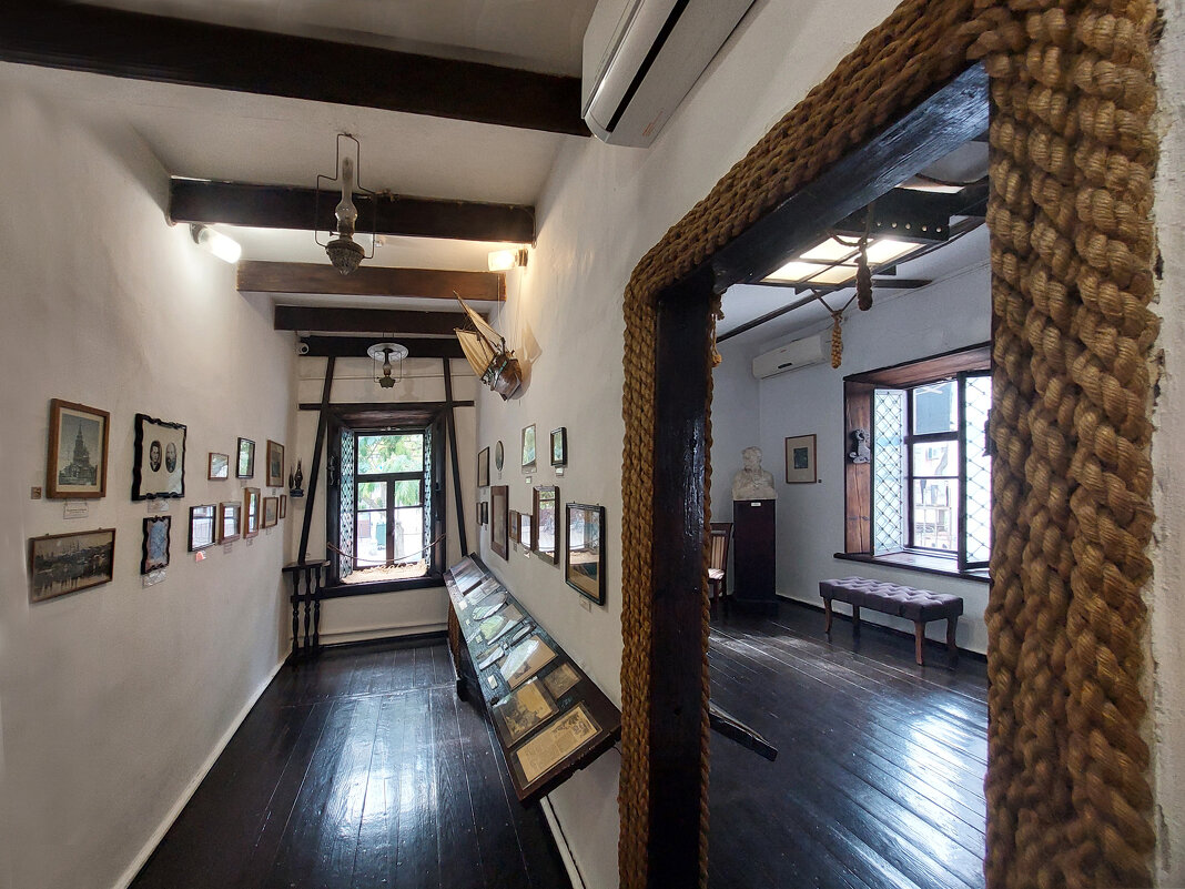 В доме Грина стены обшиты деревом, повсюду натянуты канаты. - ИРЭН@ .