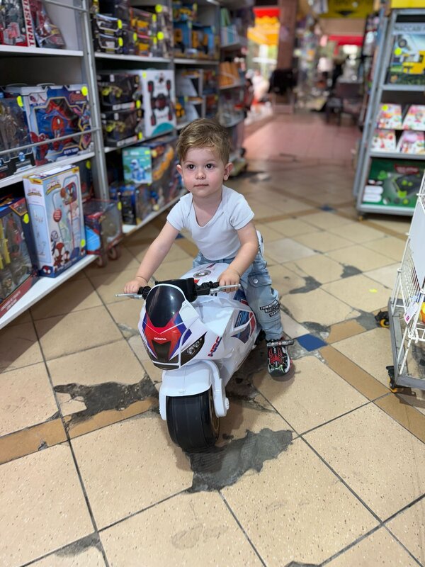 В магазине игрушек. Том выбрал это для себя. - Светлана Хращевская В магазине игрушек. Том выбрал это для себя. - Светлана Хращевская