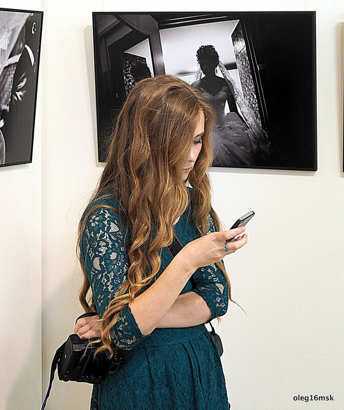 девушка и гаджеты - Олег Лукьянов