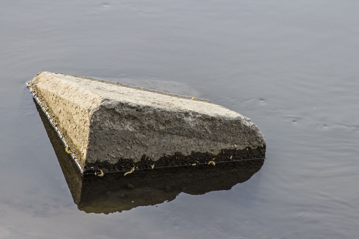 Бетонное изделие в прибрежных водах Днестра - Коля Лукашов