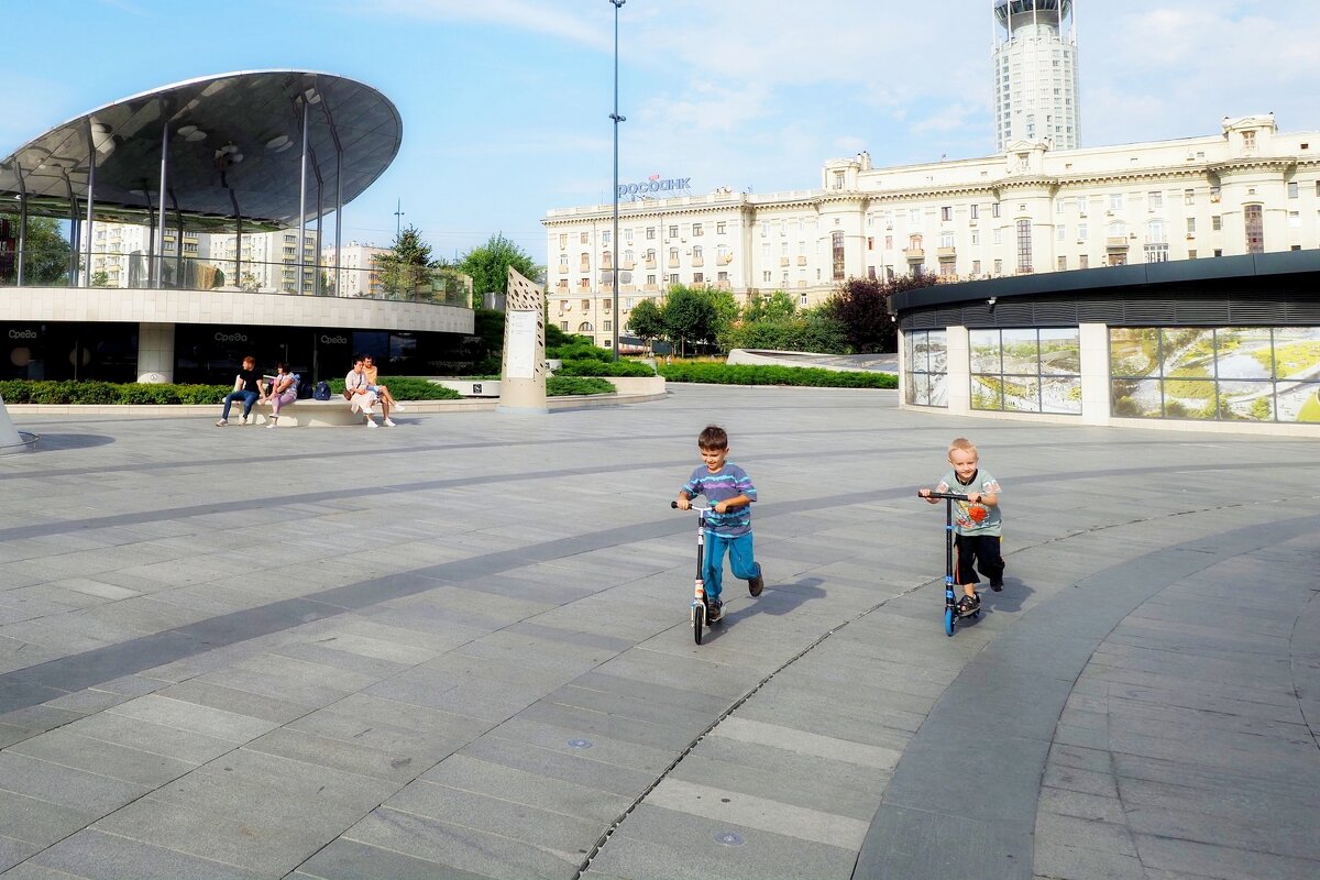 Кольцевые гонки на самокатах - photo Bo Кольцевые гонки на самокатах - photo Bo