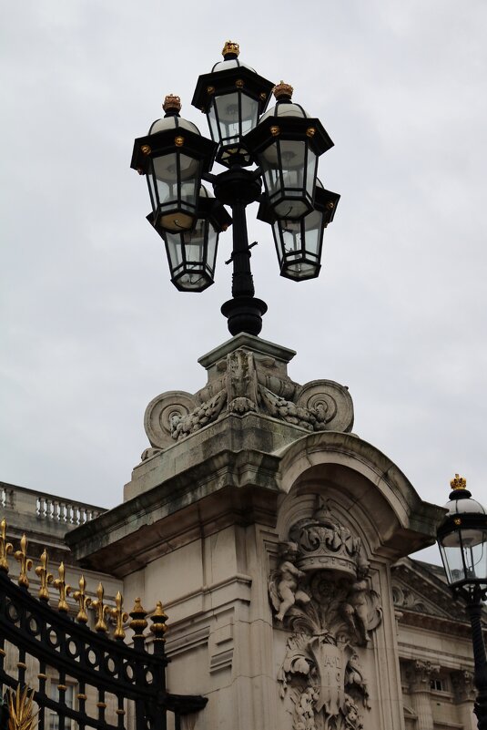 Фонари у Букингемского дворца - Ольга Фонари у Букингемского дворца - Ольга